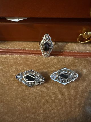 Conjunto Plata Ley Azabache: Pendientes y Anillo
