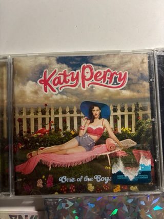 Pack Katy Perry: CDs, DVD, Libro y Accesorios