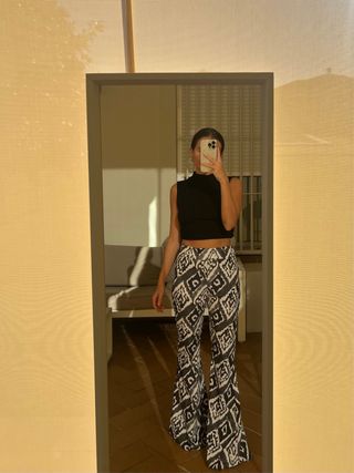 Pantalón campana estampado blanco y negro