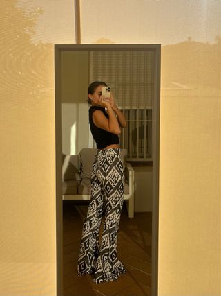 Pantalón campana estampado blanco y negro