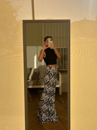 Pantalón campana estampado blanco y negro