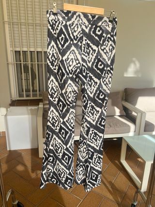 Pantalón campana estampado blanco y negro