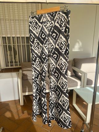 Pantalón campana estampado blanco y negro