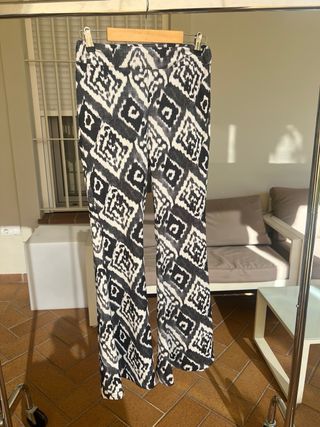 Pantalón campana estampado blanco y negro