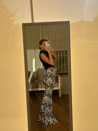 Pantalón campana estampado blanco y negro