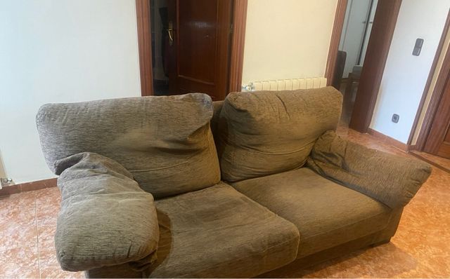 Sofá de tela marrón