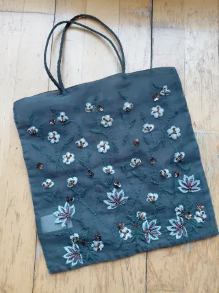 Bolso Zara organza, bordadas con flores. 29x29cm