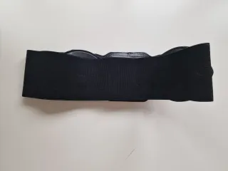 Cinturón charol negro hebilla cuadrada