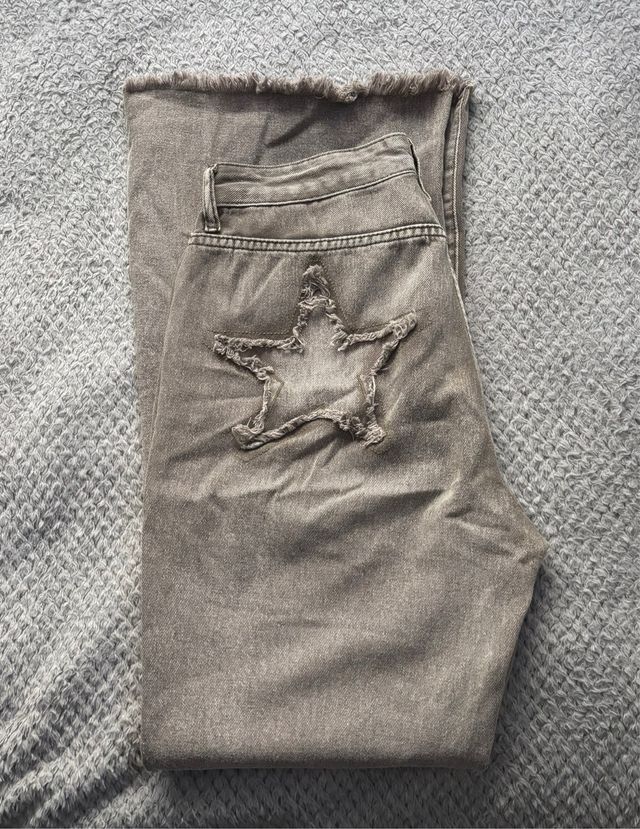 Pantalón vaquero con estrellas