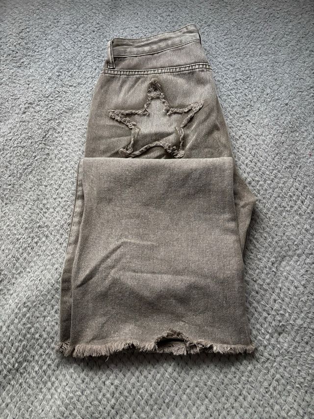 Pantalón vaquero con estrellas