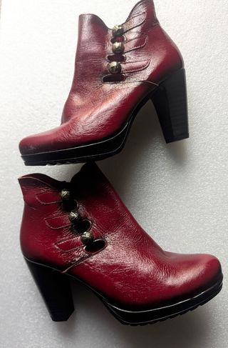 Botines de piel rojos y negros