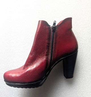 Botines de piel rojos y negros