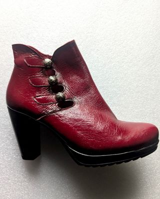Botines de piel rojos y negros