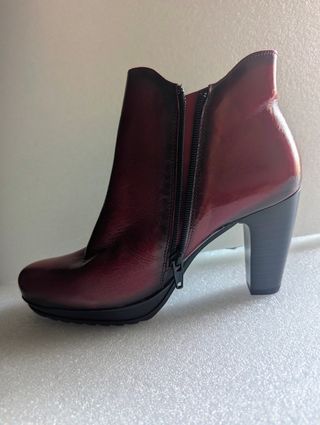 Botines de piel rojos y negros