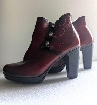 Botines de piel rojos y negros