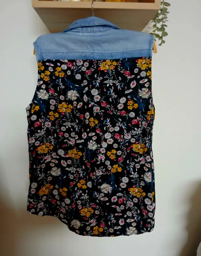 Camisa vaquera flores sin mangas