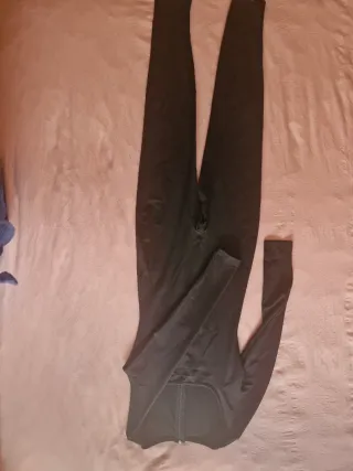 Mono negro ajustado con cremallera