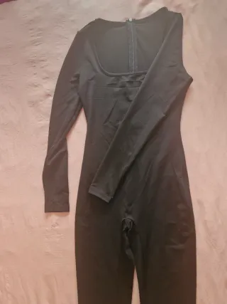 Mono negro ajustado con cremallera