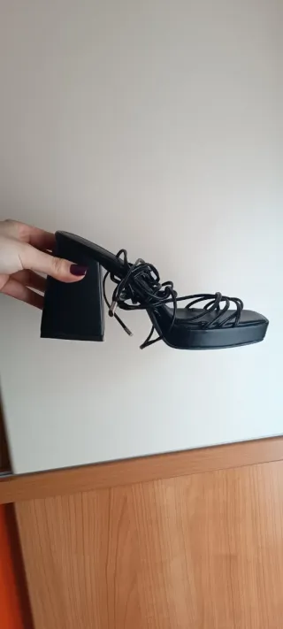 Sandalias negras de tiras con plataforma