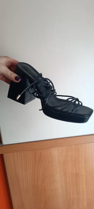 Sandalias negras de tiras con plataforma