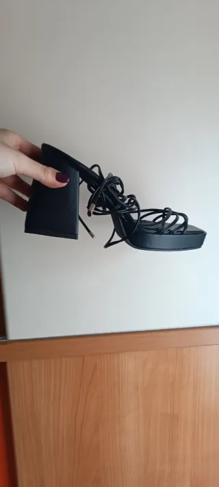 Sandalias negras de tiras con plataforma