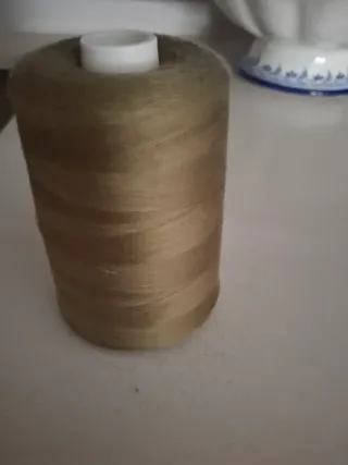 Bobina hilo coser caqui