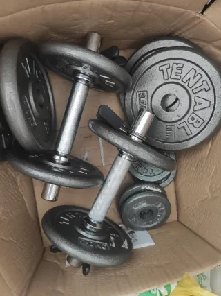 Pesas de gimnasio y discos.