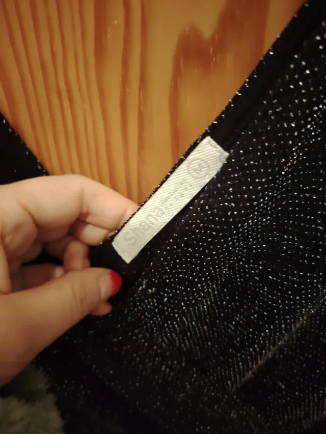 Mono brillante negro y plateado