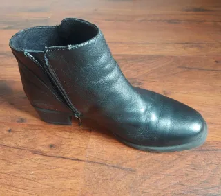 Botines de piel negros