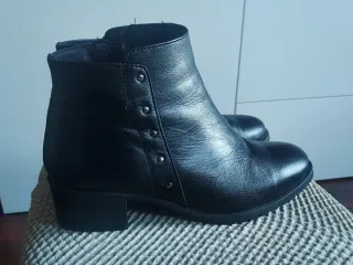 Botines de piel negros