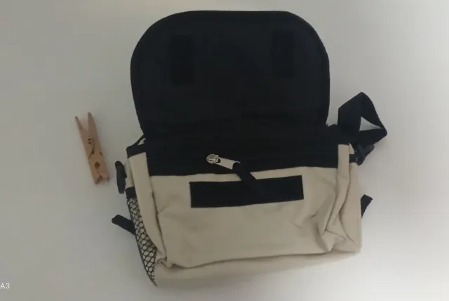 Riñonera beige con detalles negros