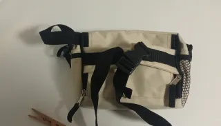 Riñonera beige con detalles negros