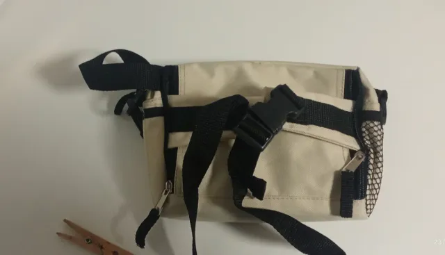 Riñonera beige con detalles negros