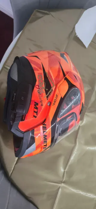 Casco de moto naranja