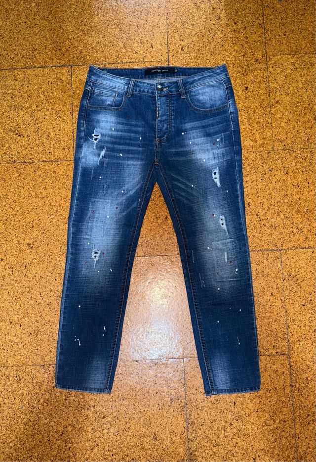 Jeans azules con detalles multicolor
