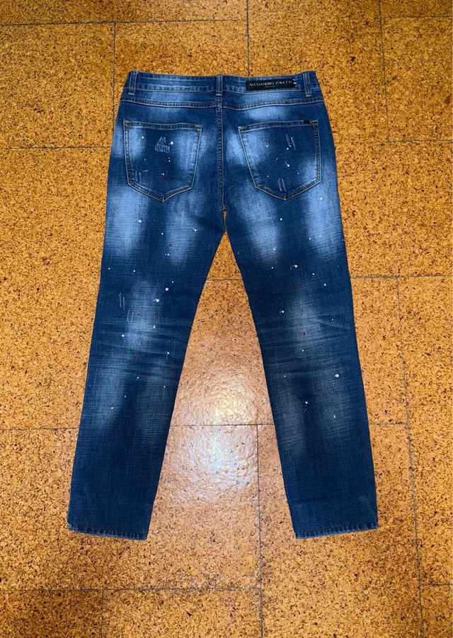 Jeans azules con detalles multicolor