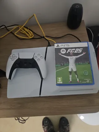 PS5 con Mando y FIFA 25