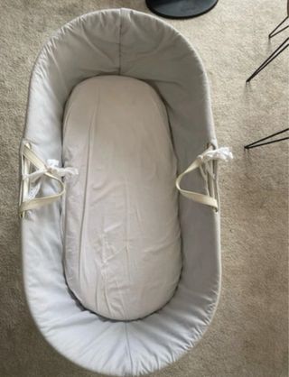 Cuna moisés con su colchón y funda.