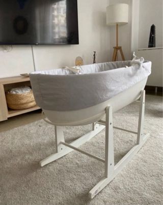 Cuna moisés con su colchón y funda.