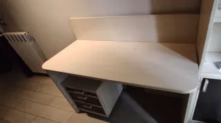 Scrivania con cassettiera e libreria