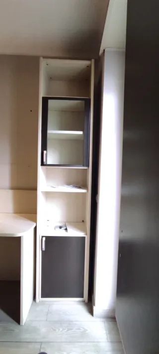 Scrivania con cassettiera e libreria