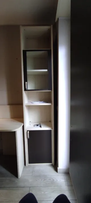 Scrivania con cassettiera e libreria