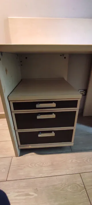 Scrivania con cassettiera e libreria