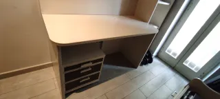 Scrivania con cassettiera e libreria