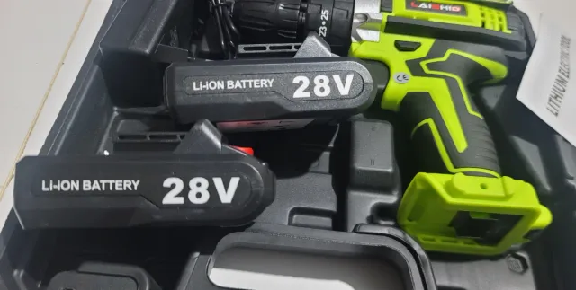 Taladro con 2 baterías,piezas y maletín todo nuevo