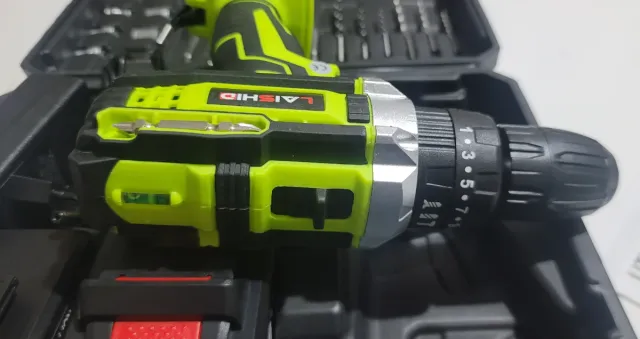 Taladro con 2 baterías,piezas y maletín todo nuevo