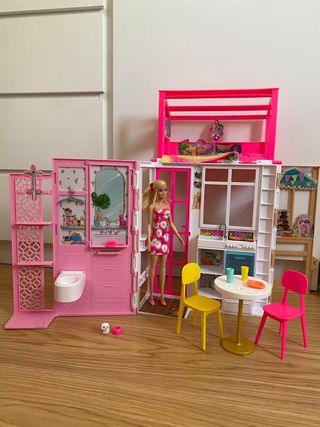 Casita de Barbie con muñeca