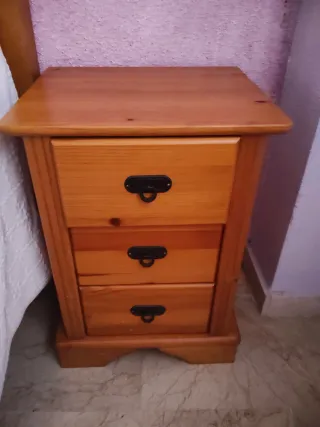 2 Mesitas de noche de madera