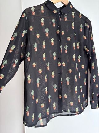 Camisa negra con estampado de cactus