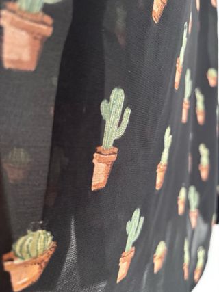 Camisa negra con estampado de cactus